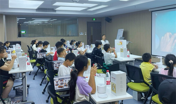 残健融合“撞上”科技教育，奇富科技以技术服务点亮随迁儿童未来